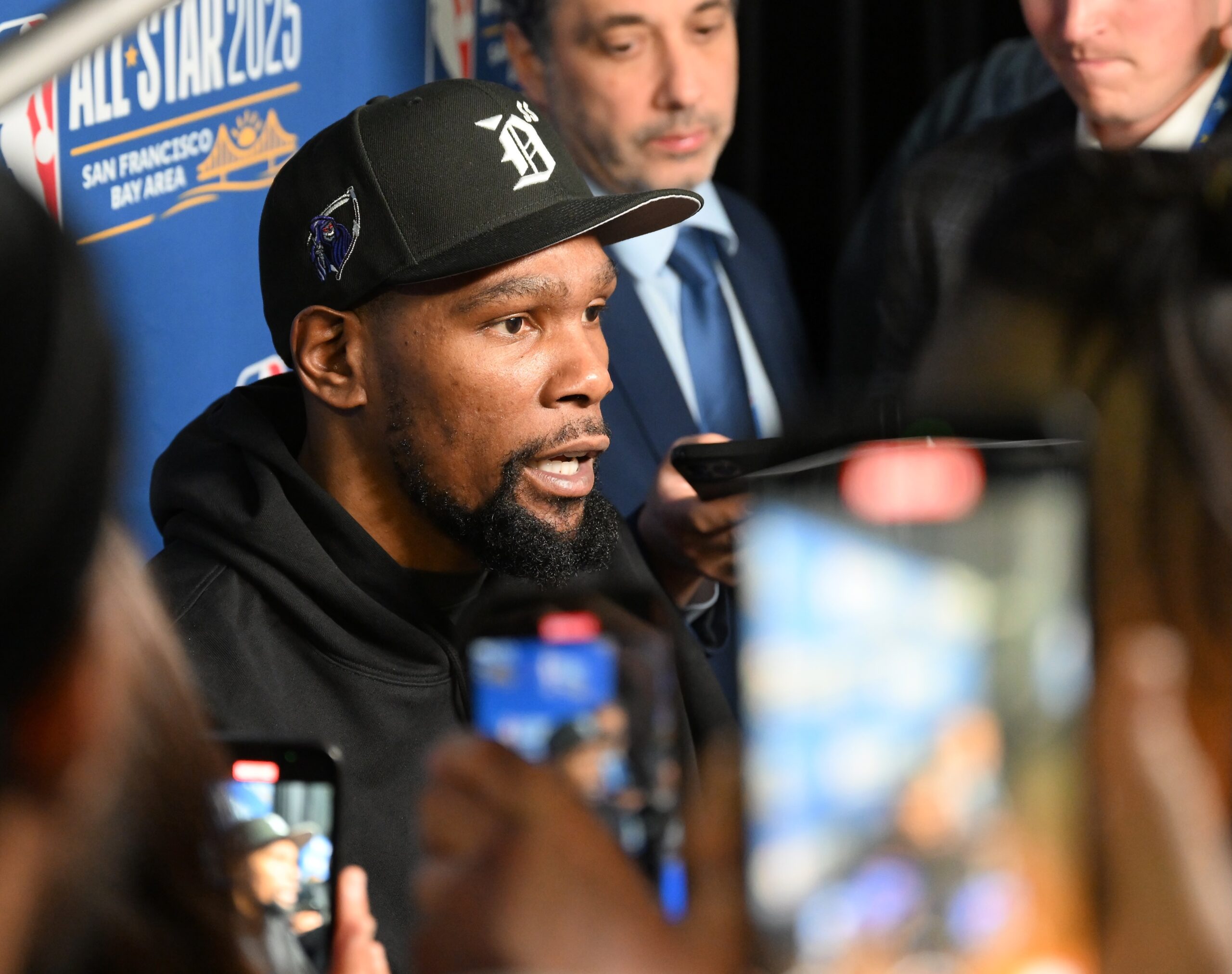 Kevin Durant wins 2024-25 Magic Johnson Award