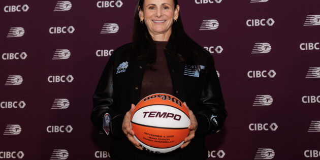 Sandy Brondello wins PBWA’s Anne Donovan Award